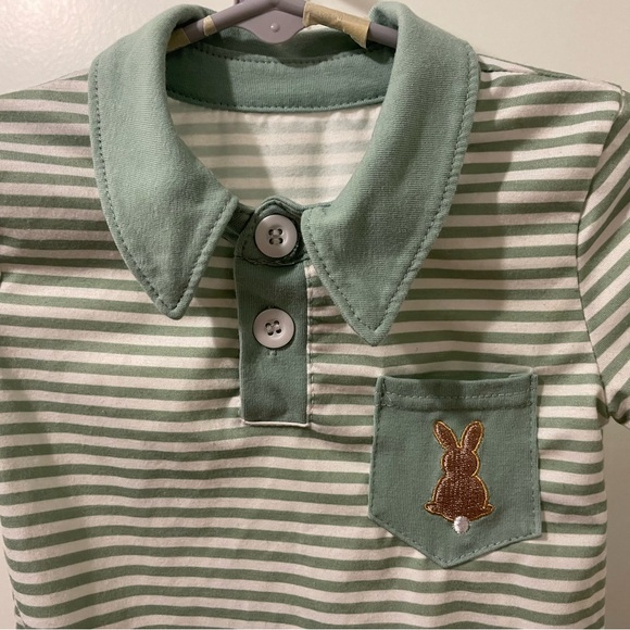 Abby & Evie baby boy sage stripe romper with Easter bunny on pocket 12 months - Picture 2 of 6
